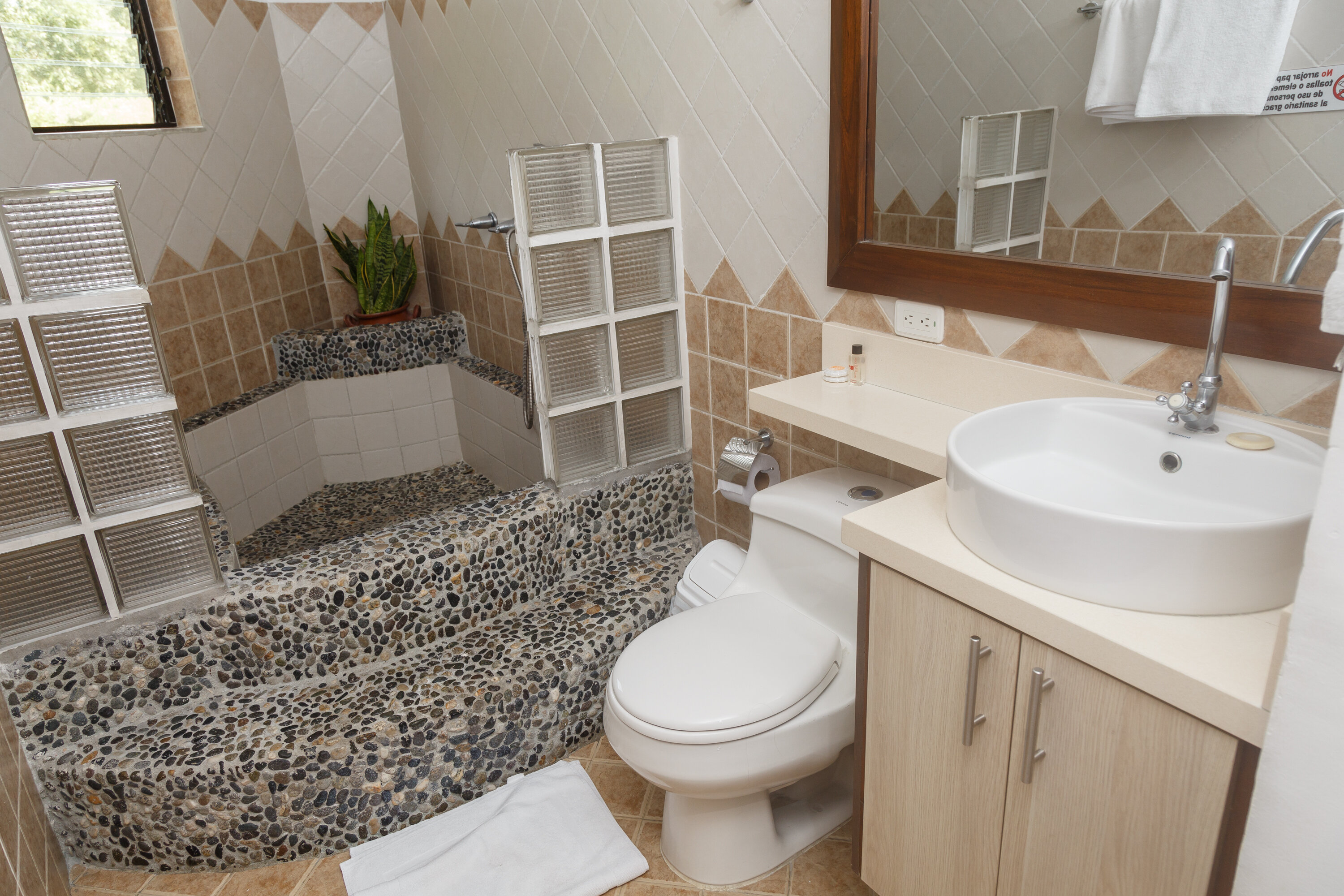 BAÑO SUITE DE HOTEL FRUTAS DEL LAGO